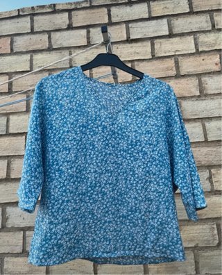 Blusa azul florecitas blancas talla única