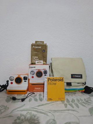 Cámara Polaroid Now + Carrete Golden + Bolsa