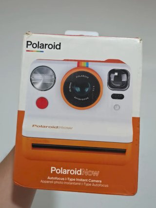 Cámara Polaroid Now + Carrete Golden + Bolsa