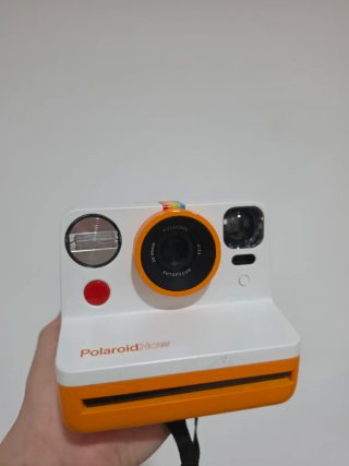 Cámara Polaroid Now + Carrete Golden + Bolsa