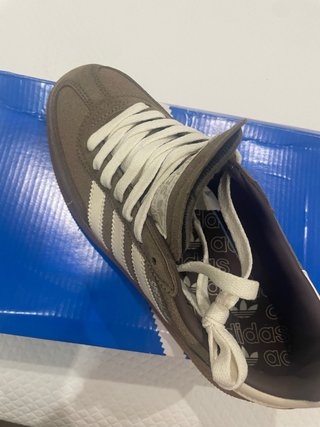 Zapatillas Adidas Marrones y Blancas