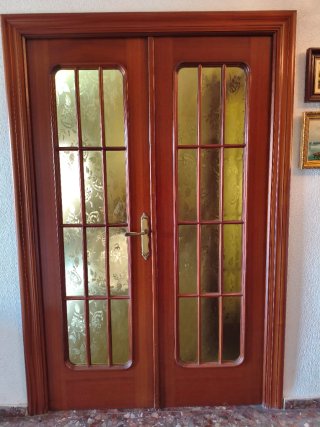 11 puertas de madera.