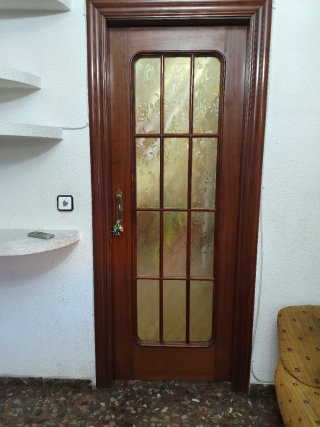 11 puertas de madera.
