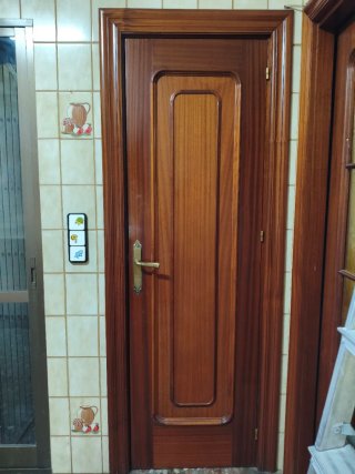 11 puertas de madera.