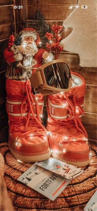 Botas de Nieve Moon Boot Rojas Decoración