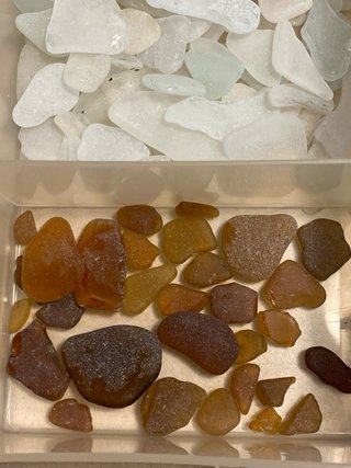 Conjunto de vidrios marinos y rocas