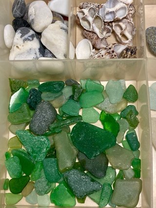 Conjunto de vidrios marinos y rocas