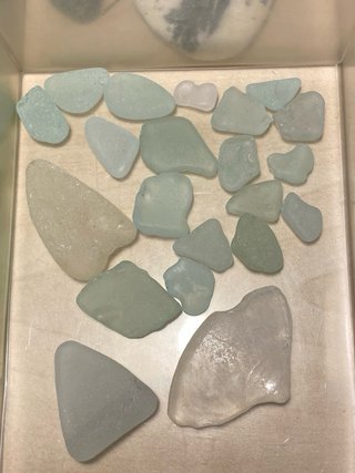 Conjunto de vidrios marinos y rocas