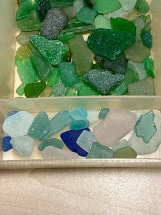 Conjunto de vidrios marinos y rocas