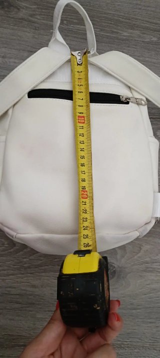 Mochila blanca con cremalleras negras