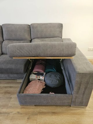 Sofá chaise longue gris con arcón y taburetes