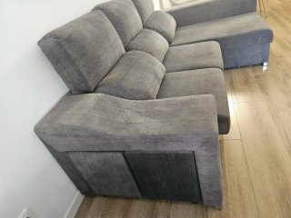 Sofá chaise longue gris con arcón y taburetes