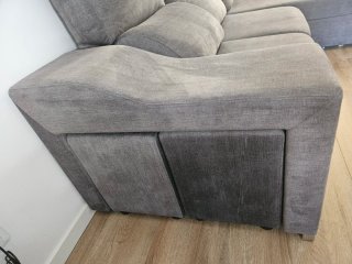 Sofá chaise longue gris con arcón y taburetes