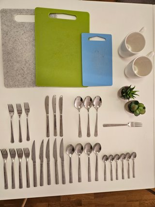 Juego de cubiertos metálicos y plásticos