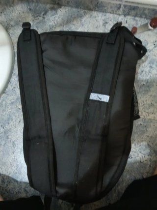 Mochila Puma Negra con Logo Dorado