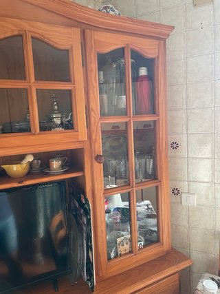 Mueble vitrina madera y cristal