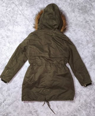 Parka verde con capucha de pelo y forro polar