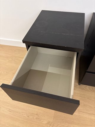 Mesitas de noche de madera oscuras