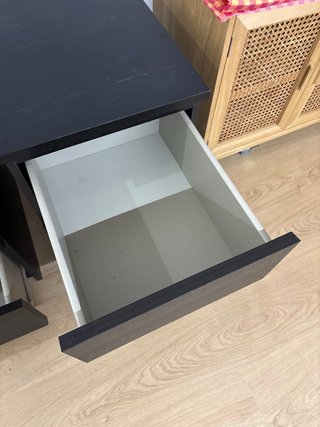 Mesitas de noche de madera oscuras