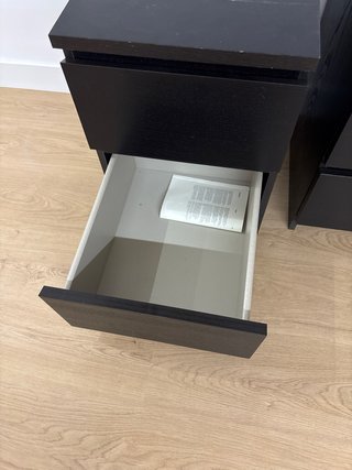 Mesitas de noche de madera oscuras