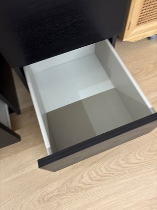 Mesitas de noche de madera oscuras