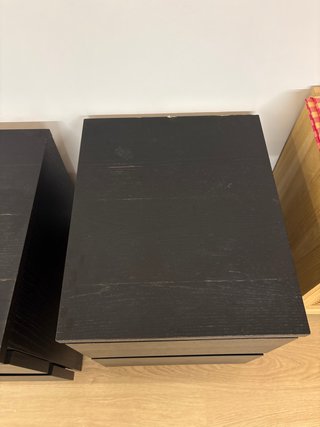 Mesitas de noche de madera oscuras