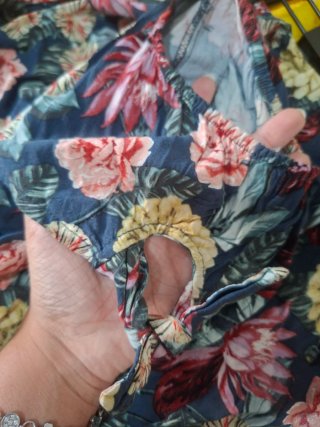 Top floral Pull&Bear hombros descubiertos talla L