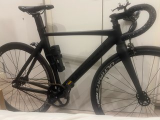 Bicicleta de carretera negra