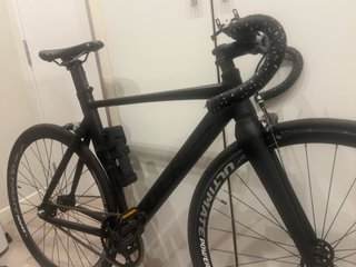 Bicicleta de carretera negra