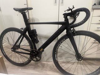 Bicicleta de carretera negra