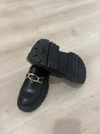 Mocasines negros de la marca Catwalk
