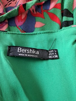 Macacão floral Bershka verde e multicolor