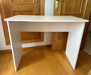 Escritorio blanco de madera