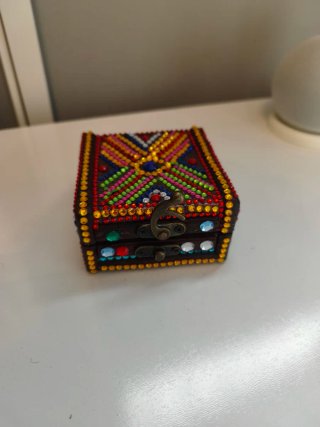 Cajita de madera decorada con piedras