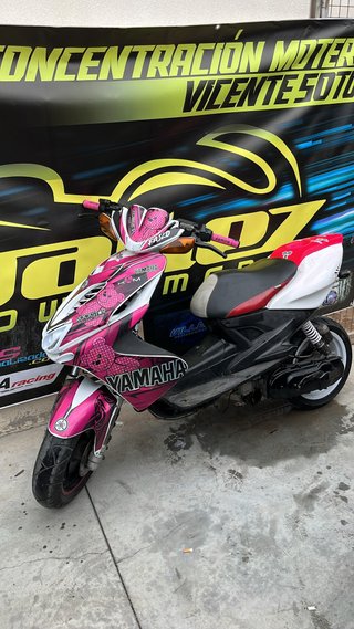 Yamaha Aerox Scooter Rosa y Blanco