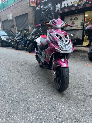 Yamaha Aerox Scooter Rosa y Blanco