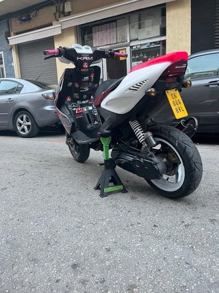Yamaha Aerox Scooter Rosa y Blanco
