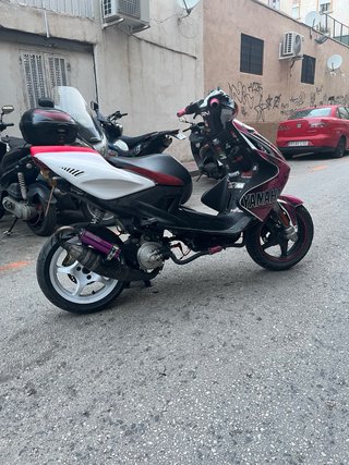 Yamaha Aerox Scooter Rosa y Blanco