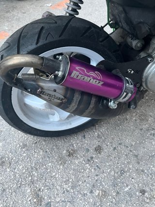 Yamaha Aerox Scooter Rosa y Blanco