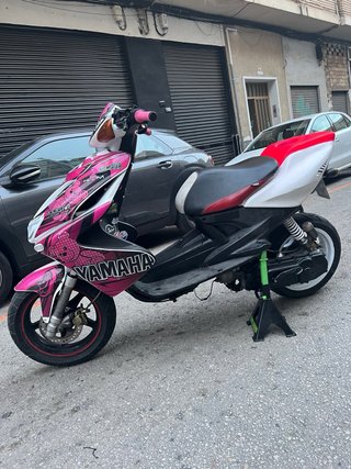 Yamaha Aerox Scooter Rosa y Blanco