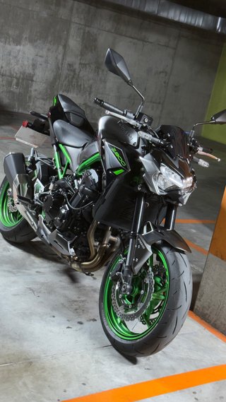 Kawasaki Z900 Negra y Verde