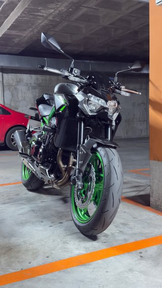 Kawasaki Z900 Negra y Verde