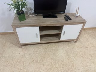 Mueble TV madera y blanco