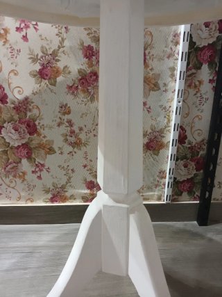 Mesa redonda de madera blanca