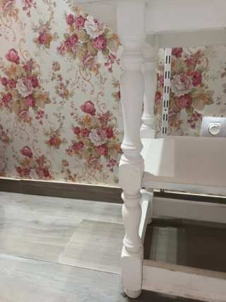 Mesa auxiliar blanca de madera