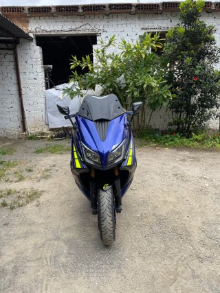 Yamaha TMAX Maxi Scooter Azul y Negro