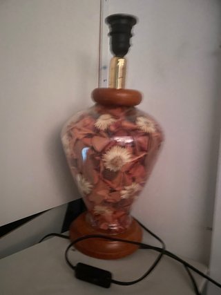 Lámpara de mesa con flores secas