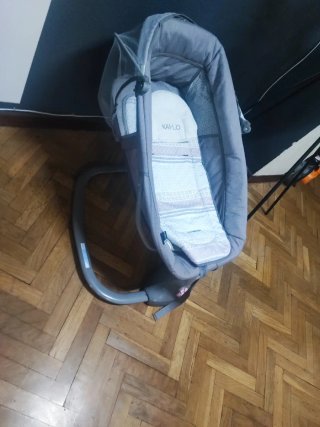 Mecedora de bebé gris