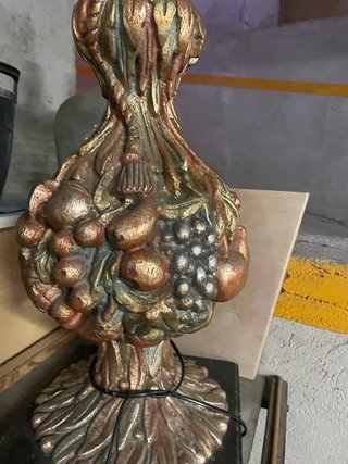 Lámpara de mármol con figuras talladas