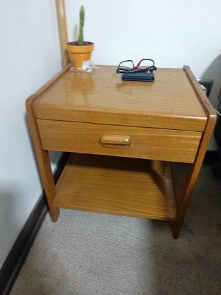 Mesa auxiliar de madera
